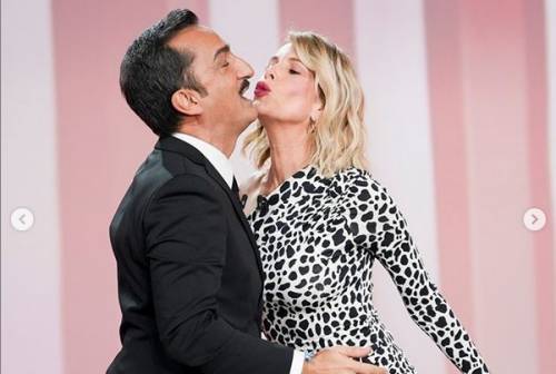 Alessia Marcuzzi incinta? Pancino sospetto sotto il vestito maculato