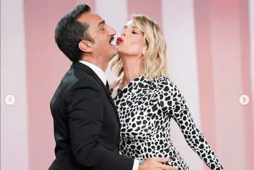 Alessia Marcuzzi incinta? Pancino sospetto sotto il vestito maculato