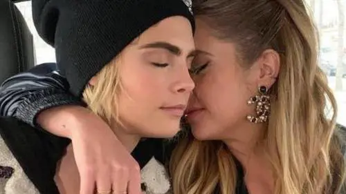 Ashley Benson troppo sexy e la fidanzata Cara Delevingne si ingelosisce