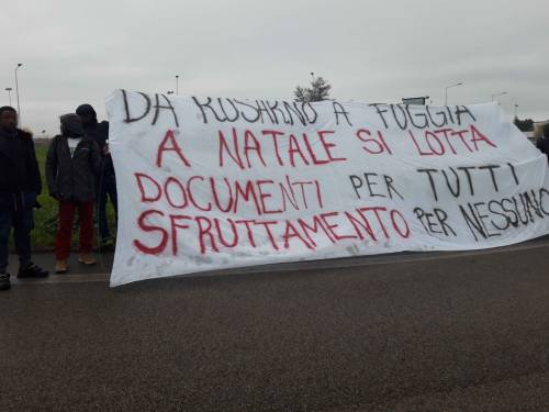 "Con le vostre leggi ci sfruttate". E i migranti bloccano le strade