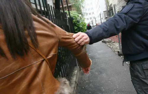 Firenze, picchia e violenta la cognata e poi la tiene segregata nel pollaio