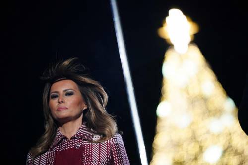 Trump accende albero di Natale alla Casa Bianca insieme a Melania