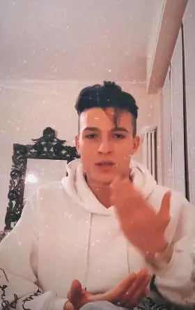 Il Collegio, ex allievo finisce in un video hot: "Situazione delicata"