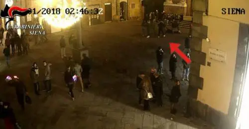 Colpiva i passanti a testate: ventenne kosovaro espulso dall'Italia