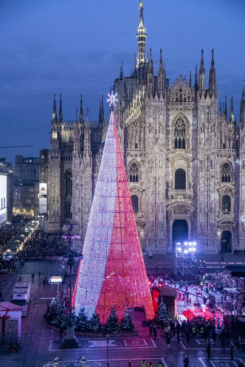 Tripudio di luci per l'accensione dell'albero di Natale in piazza del Duomo