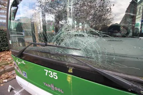 Violento scontro a Milano tra un camion dell'Amsa e un filobus Atm. Un uomo è in gravi condizioni