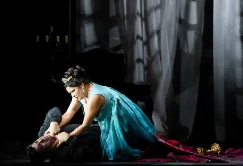 Una "Tosca" telegenica Ritmi da scene d'azione