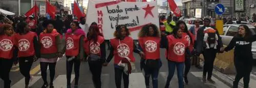 A Napoli ora sfilano le sardine "nere": "Dateci permesso di soggiorno"