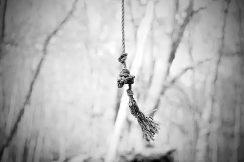 Marocchino lega per il collo la moglie ad un albero perché vuole divorziare