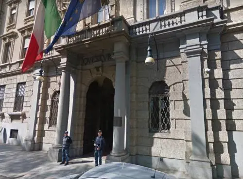 Senegalese sfonda porta e aggredisce la ex moglie