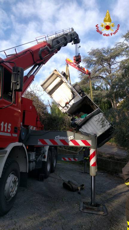 Camion della nettezza urbana si ribalta nel torrente