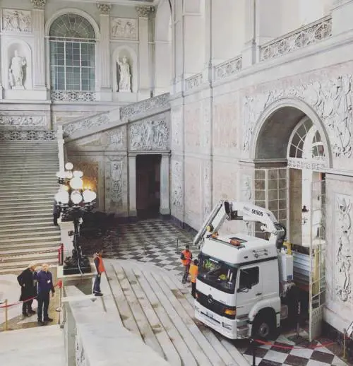 Polemica per il camion sui marmi di Palazzo Reale