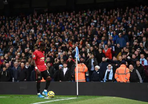 Derby di Manchester, un tifoso del City mima il gesto della scimmia contro Fred