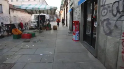 Vanchiglia, a volto coperto in 5 cacciano i pusher dal quartiere