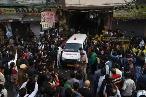 New Delhi, incendio divampa in fabbrica: 43 i morti