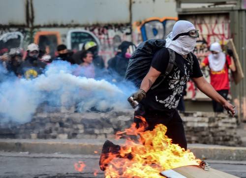 Il Cile brucia da 51 giorni. In fiamme Casa Italia: "Rubati i testi di Neruda"
