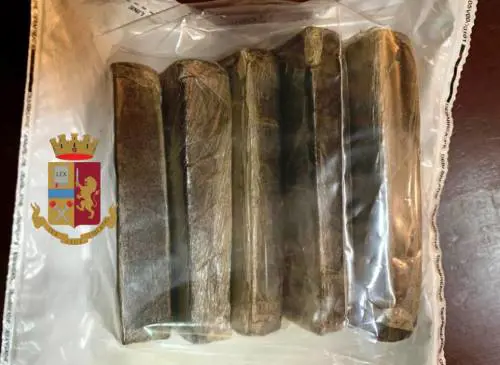 Mezzo chilo d'hashish nel borsello: bloccato un liberiano