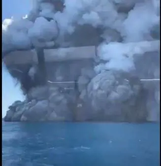 Nuova Zelanda, erutta vulcano su White Island: morti e numerosi turisti dispersi