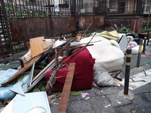 Le immagini della discarica davanti all'ingresso della chiesa di Gesù e Maria