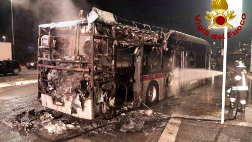 Incendio a Mostacciano: bus Atac in fiamme