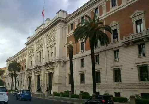 "Lavorerai in Vaticano": si finge un maresciallo e deruba famiglia dell'ex