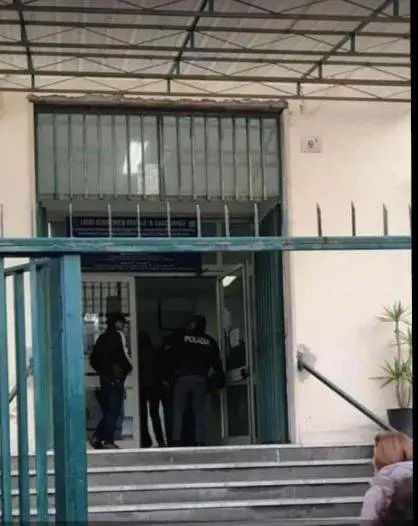 La polizia al liceo Caccioppoli