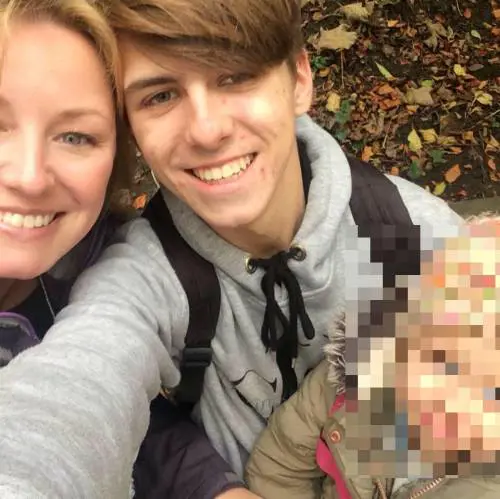 Muove il collo di scatto e si lacera un'arteria, 17enne trovato morto in casa