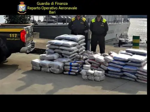 Il blitz dello scafista a Brindisi: 300 chili di droga sull'imbarcazione