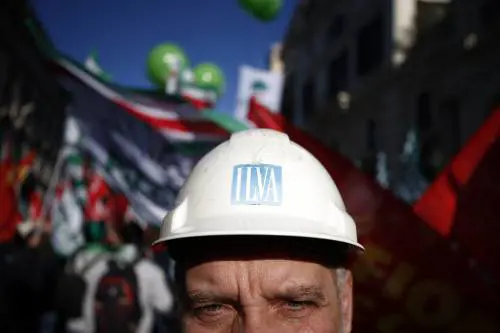 Ilva, firmato l'accordo. Ma Arcelor può mollare pagando 500 milioni