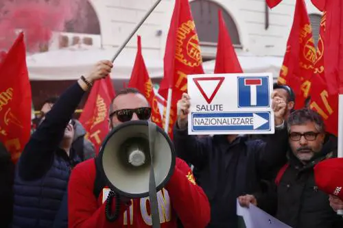 Gli operai dell'ex Ilva scendono in piazza contro Mittal