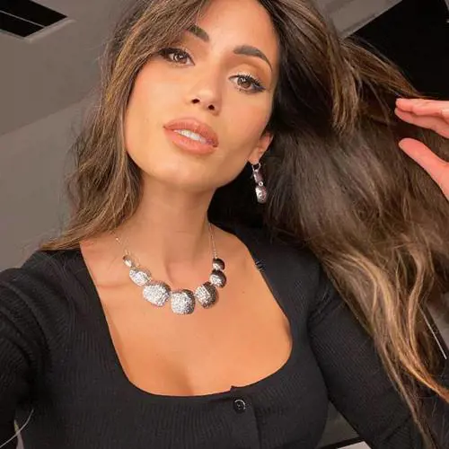 Matri-Nargi e la gag sui social: "Posti queste foto e io a casa con le bambine?"