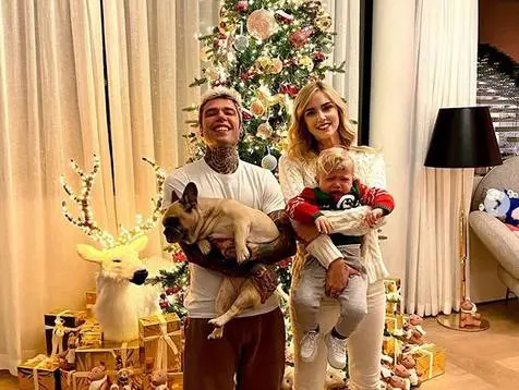Natale a casa Ferragnez, ma Leone piange e gli hater insorgono: "Gli stai schiacciando le p..."