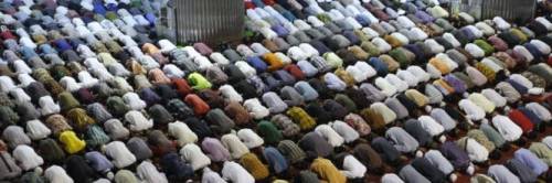 Coronavirus, la Grande Moschea sospende la preghiera del venerdì