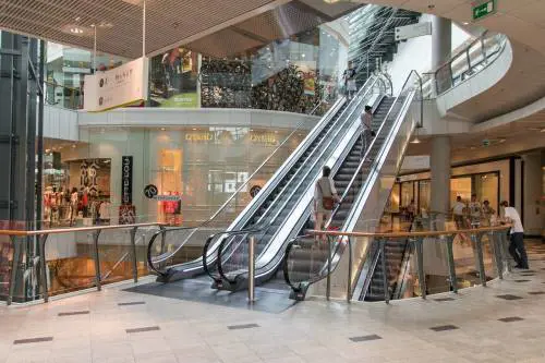 Terrore al centro commerciale: adolescente picchiato e accoltellato da baby gang