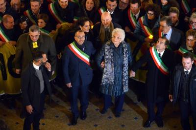 Sindaci in piazza con la Segre. Gli azzurri: no antisemitismo