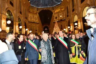 L'abbraccio di Milano alla senatrice Segre