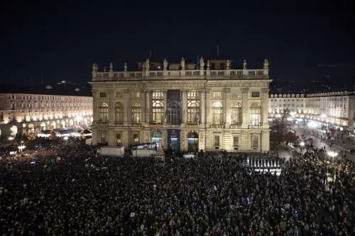 Le Sardine dicono no alle madamine arancioni: "Il nostro mare non ha colore"