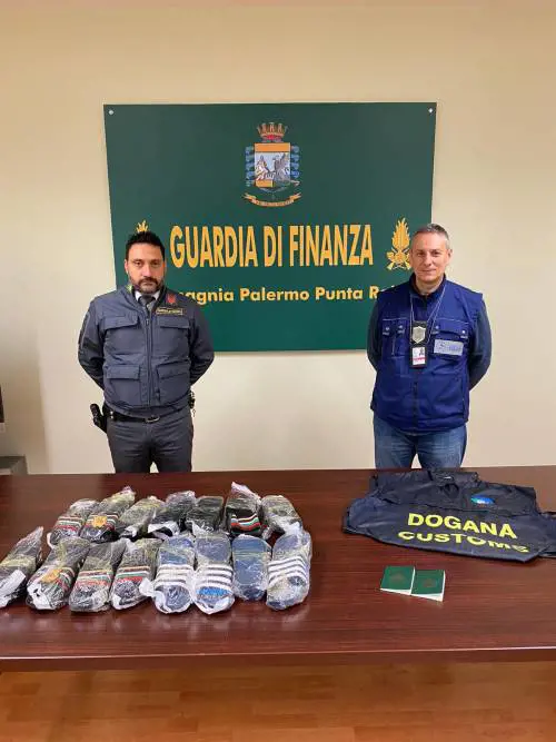 Blitz del senagalese in aeroporto: ciabatte contraffatte ​e passaporti falsi