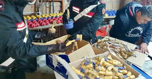 Ordigni esplosivi e droga in garage, arrestato