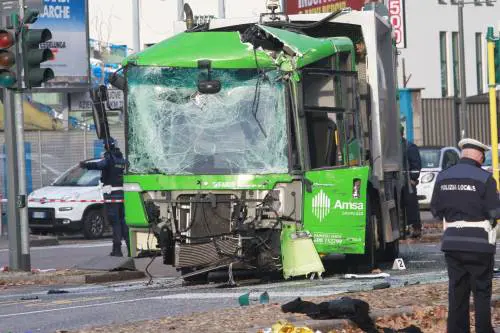 Schianto filobus a Milano, il legale dell'autista: "Ha avuto un mancamento"