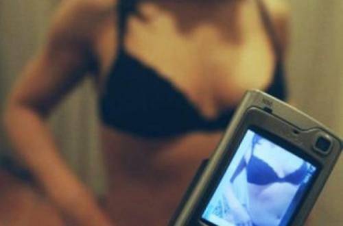  Filma di nascosto l’ex fidanzata in atteggiamenti hot e diffonde il video: nei guai 15enne