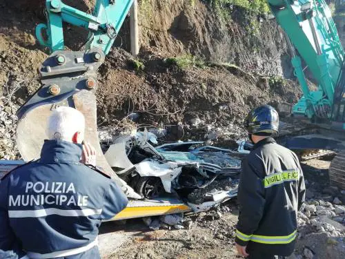 Paura a Montelupo Fiorentino: muro di contenimento crolla e distrugge auto