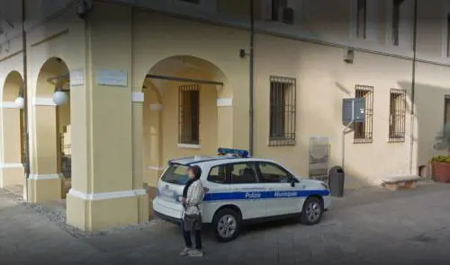 Prova a rubare auto alla polizia. Poi il romeno pesta i due agenti