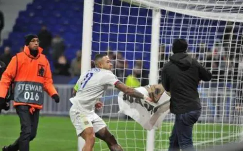 Lione, Depay shock: "I tifosi ci hanno sputato in faccia"