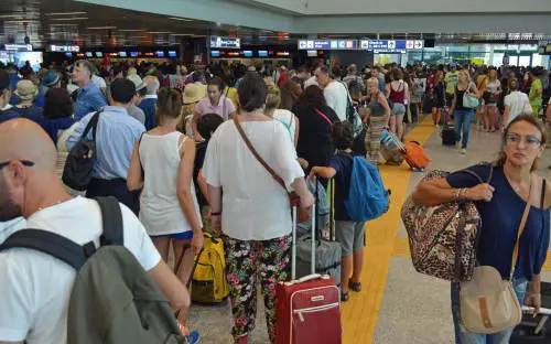 Aeroporti "ridimensionati": gli aerei restano a terra