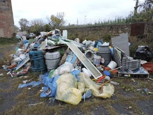 Elicotteri in volo scoprono discarica abusiva