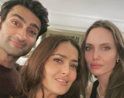 Angelina Jolie a sorpresa sui social: la foto con Salma Hayek è virale