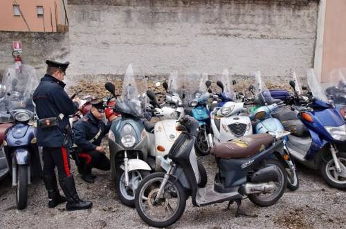 Cadono dallo scooter davanti al campo rom: ladri maldestri arrestati dai carabinieri