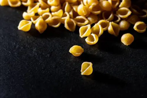 Bari e la "guerra delle orecchiette"