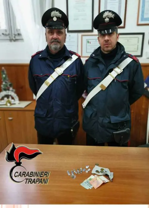 Trovato in possesso hashish destinata alla vendita, arrestato tunisino
